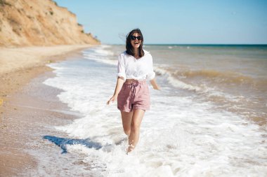 Yaz tatili. Mutlu genç boho kadın yürüyüş ve eğlenmek i