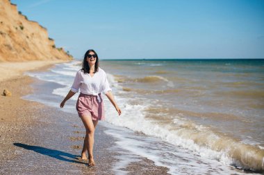 Yaz tatili. Mutlu genç boho kadın yürüyüş ve eğlenmek i