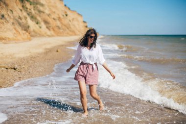 Yaz tatili. Mutlu genç boho kadın yürüyüş ve eğlenmek i