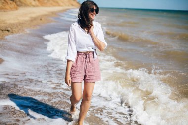 Yaz tatili. Mutlu genç boho kadın yürüyüş ve eğlenmek i