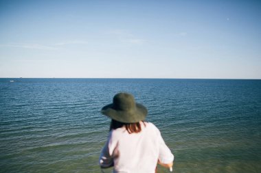 Güneşli akşam ışığında deniz manzarası, kumlu uçurumdan manzara ve 