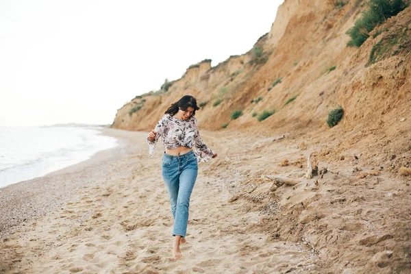 Stílusos csípő lány futó strandon a tengeren, és mosolyogva. boldog — Stock Fotó