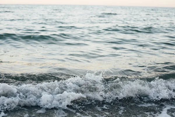 Bella schiuma onde del mare da vicino dalla spiaggia. Onde blu in ocea — Foto Stock