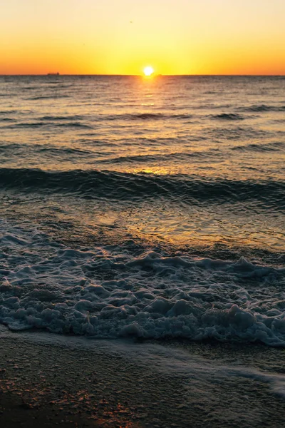 Güzel güneş doğması ve deniz dalgaları köpük yakın çekim kumlu plaj zekâ — Stok fotoğraf