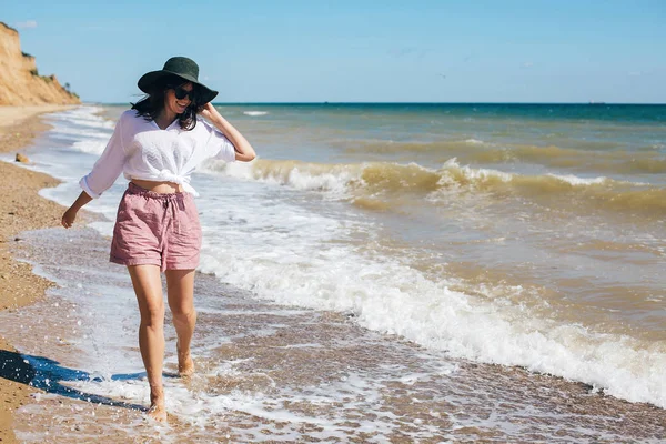 Glücklich junge Boho-Frau zu Fuß und Spaß in Meereswellen in su — Stockfoto