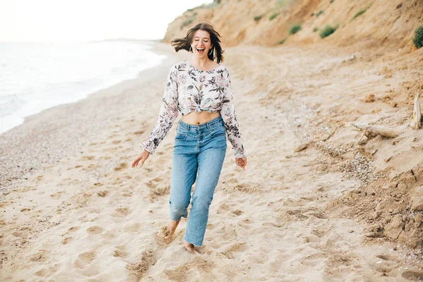 Stílusos csípő lány futó strandon a tengeren, és mosolyogva. boldog — Stock Fotó