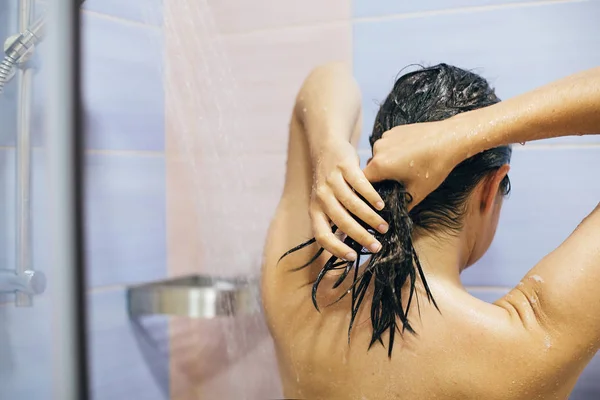 Joven mujer feliz tomando ducha en casa o baño de hotel. Beaut. — Foto de Stock