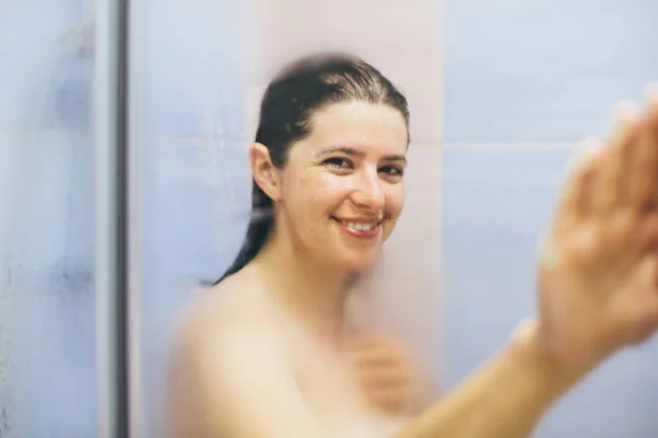 Fiatal boldog nő vesz forró zuhany otthon vagy a hotel fürdőszobájában. B — Stock Fotó
