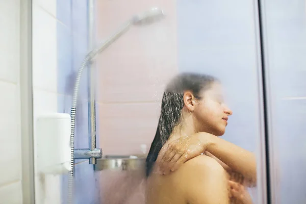 Joven mujer feliz tomando ducha caliente en casa o baño de hotel. S — Foto de Stock