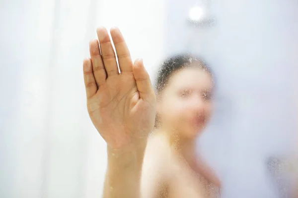 Joven mujer feliz tomando ducha caliente en casa o baño de hotel. B) — Foto de Stock