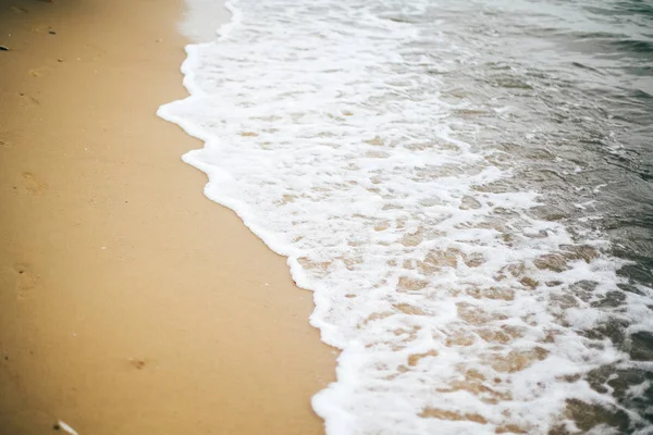 Belle mer vagues mousse gros plan et plage de sable avec coquillages — Photo