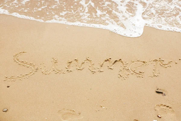 Zomer bord op het strand. Geschreven zomer tekst woord op zandstrand wi — Stockfoto