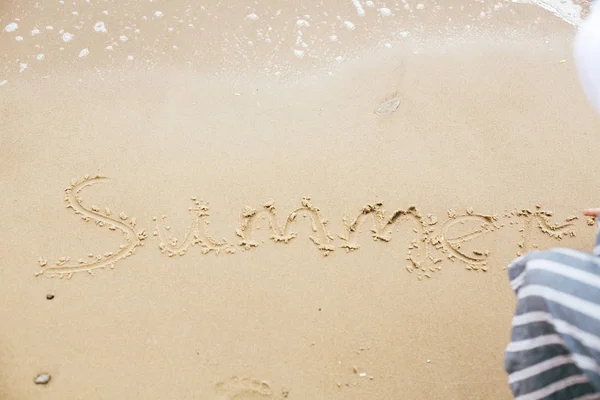 Καλοκαιρινή πινακίδα στην παραλία. Κορίτσι που γράφει το καλοκαίρι κείμενο στην αμμώδη παραλία στο — Φωτογραφία Αρχείου