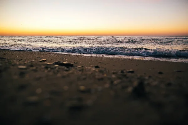 Güzel deniz dalgaları köpük closeup ve deniz kabukları ile kumlu plaj — Stok fotoğraf