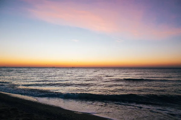 Güzel deniz dalgaları köpük closeup ve gündoğumu ışık pembe gökyüzü o — Stok fotoğraf