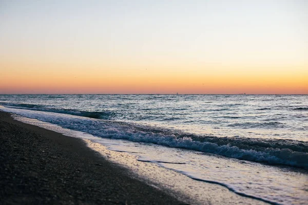美丽的海浪泡沫特写和沙滩与贝壳 — 图库照片