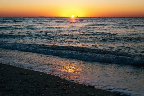 Güzel güneş doğması ve deniz dalgaları köpük yakın çekim kumlu plaj zekâ — Stok fotoğraf