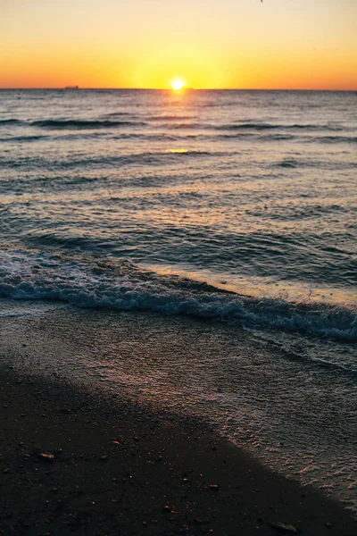 Beautiful sun rise and sea waves foam closeup at sandy beach wit — Stock Photo, Image