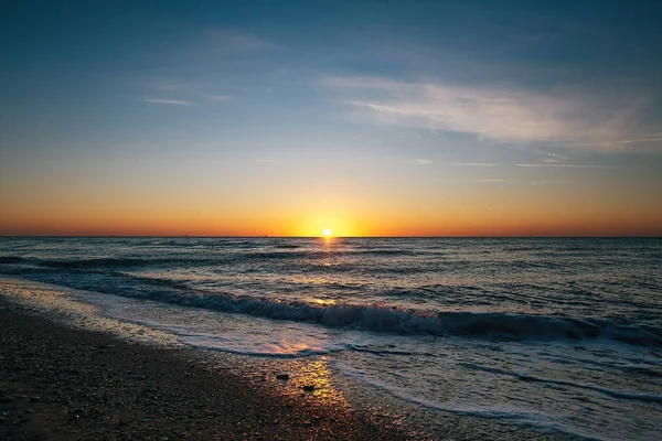 Güzel güneş doğması ve deniz dalgaları köpük yakın çekim kumlu plaj zekâ — Stok fotoğraf