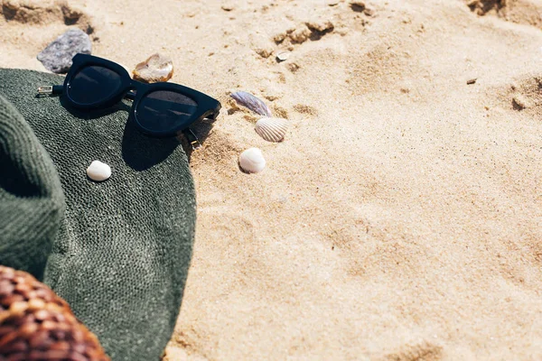 Letní prázdniny. Stylový klobouk, sluneční brýle a slaměný vak na písku — Stock fotografie