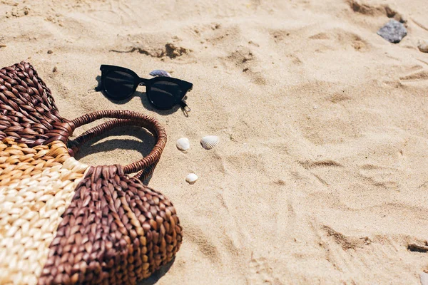 Sommarlovet. Snygga solglasögon och strå påse på sandstranden — Stockfoto