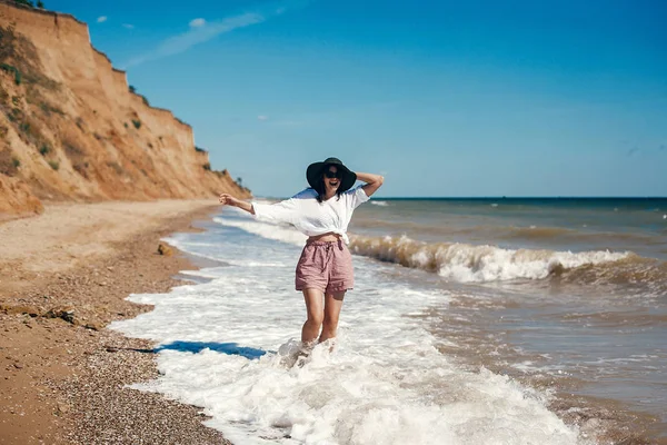 Szczęśliwy młody Boho kobieta chodzenie i mający zabawa w Sea fale w Su — Zdjęcie stockowe