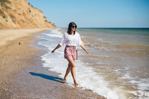 Stylisches Hipster-Mädchen, das sich am Strand entspannt und Spaß hat. glückliches yo — Stockfoto