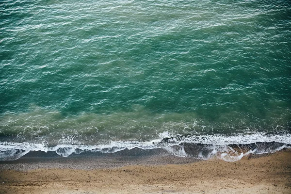 Vista dall'alto a belle onde del mare schiuma e spiaggia di sabbia su tropicale — Foto Stock