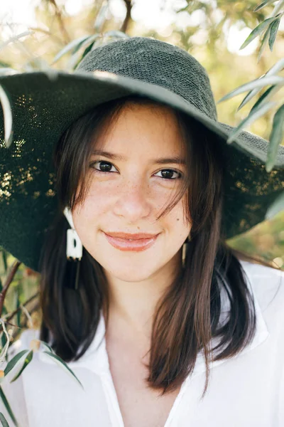 Retrato de mulher na moda jovem com brincos modernos posando — Fotografia de Stock