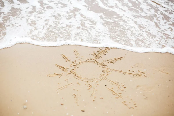 Signo de sol en la playa. Texto de verano, símbolo del sol en la playa de arena con f —  Fotos de Stock