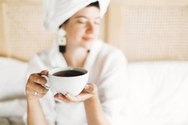 Beyaz bardakta kahve ya da kızın elinde çay yakın plan. Çok güzel.