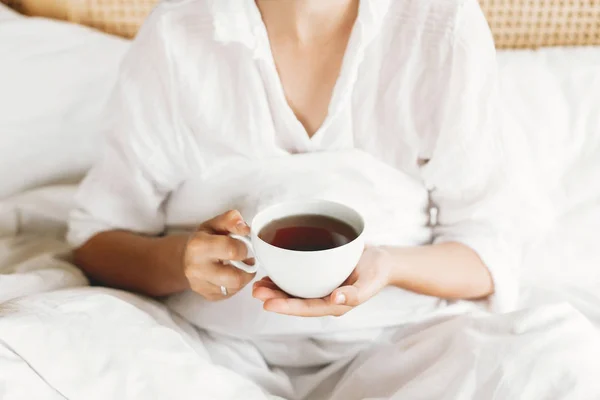 Taza blanca con café o té en las manos de las niñas primer plano. Hermosa h —  Fotos de Stock