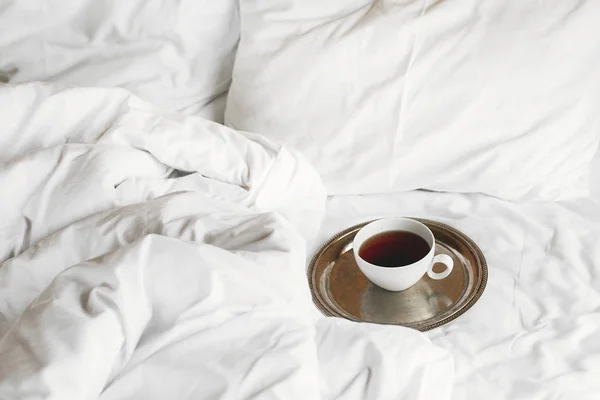 Ευτυχισμένο πρωινό. Τσάι σε λευκό Κύπελλο σε μεταλλικό δίσκο vintage σε λευκό — Φωτογραφία Αρχείου