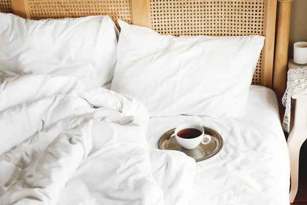 Thé en tasse blanche sur plateau vintage en métal sur lit blanc. Profiter de mo — Photo