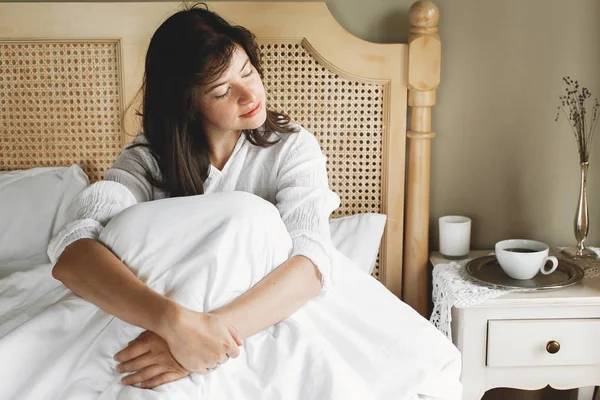 Beautiful happy young woman lying in bed in the morning in hotel — Stock Photo, Image