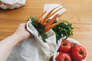 Sıfır atık market alışverişi. Yeniden kullanılabilir çevre dostu eller