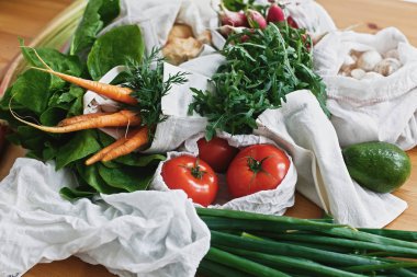 Sıfır atık market alışveriş konsepti. Yeniden kullanılabilir çevre dostu çantalar 