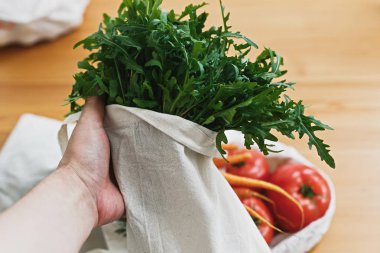 Eller taze yeşil ile yeniden kullanılabilir çevre dostu tuval çanta tutarak 