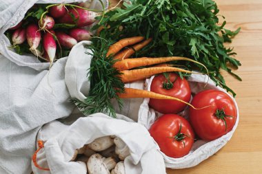 Sıfır atık market alışveriş konsepti. Yeniden kullanılabilir pamuk torbaları.