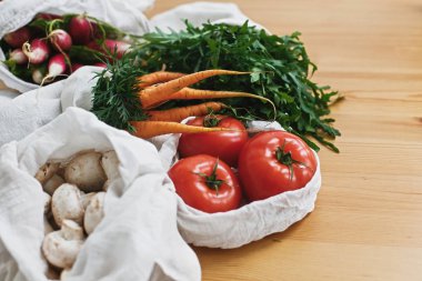 Sıfır atık market alışveriş konsepti. Yeniden kullanılabilir pamuk torbaları.
