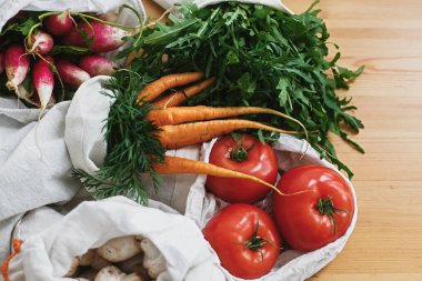 Taze sebze havuç, domates ile yeniden kullanılabilir eko pamuk torbalar,