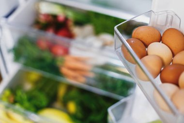 Yumurta yakın ve plastik ücretsiz havuç, domates, mantar, banan