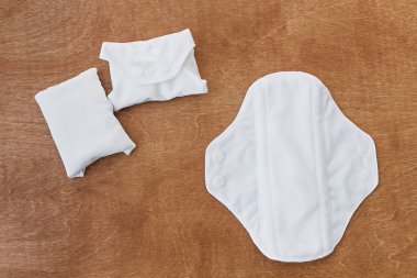 Yeniden kullanılabilir eko doğal pedler. Beyaz kadınsı yıkanabilir, sağlıklı ve 