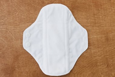 Adet günleri için yeniden kullanılabilir eko doğal ped, düz yatıyordu. Beyaz fem