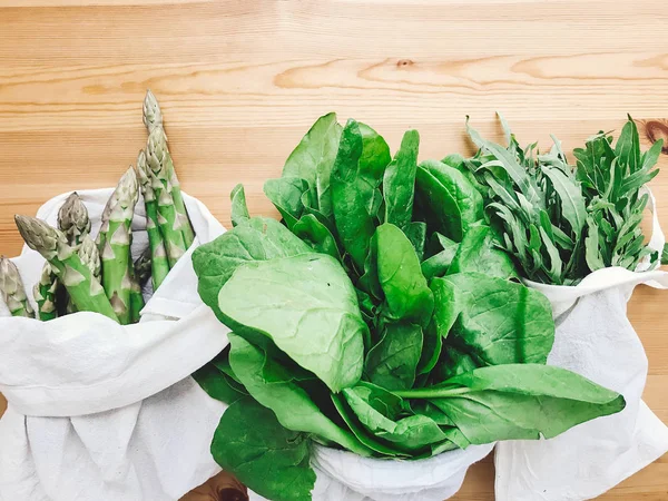 Dapat digunakan kembali tas ramah lingkungan dengan asparagus segar, arugula, bayam — Stok Foto