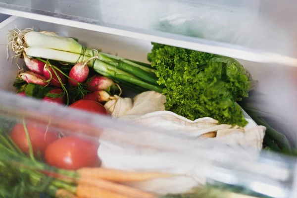 Fresh vegetables in opened drawer in refrigerator. Plastic free — Stock Photo, Image