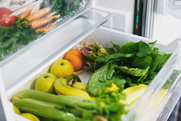 Vegetarian diet. Plastic free bananas,salad, spinach, celery, ap — Stock Photo, Image