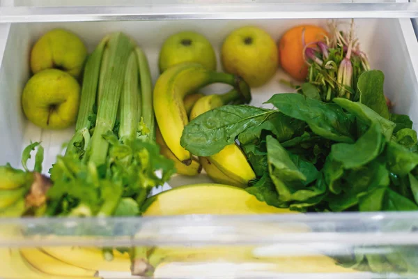 Plastic free bananas,salad, spinach, celery, apples, orange in f — Stock Photo, Image