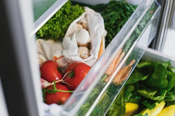 Fresh vegetables in opened drawer in refrigerator. Plastic free — Stock Photo, Image