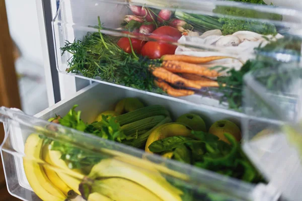 В холодильнике нет отходов. Свежие овощи в открытом ящике — стоковое фото
